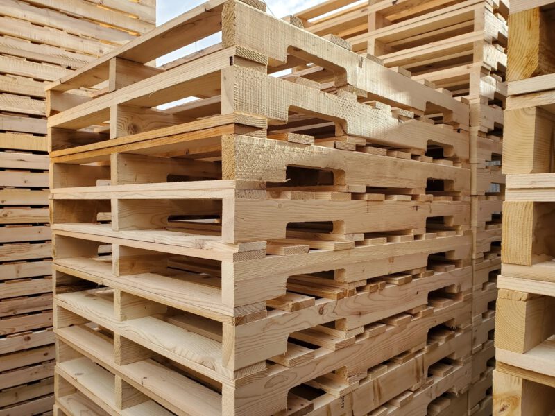 Hydraulic nailer for pallet assembly